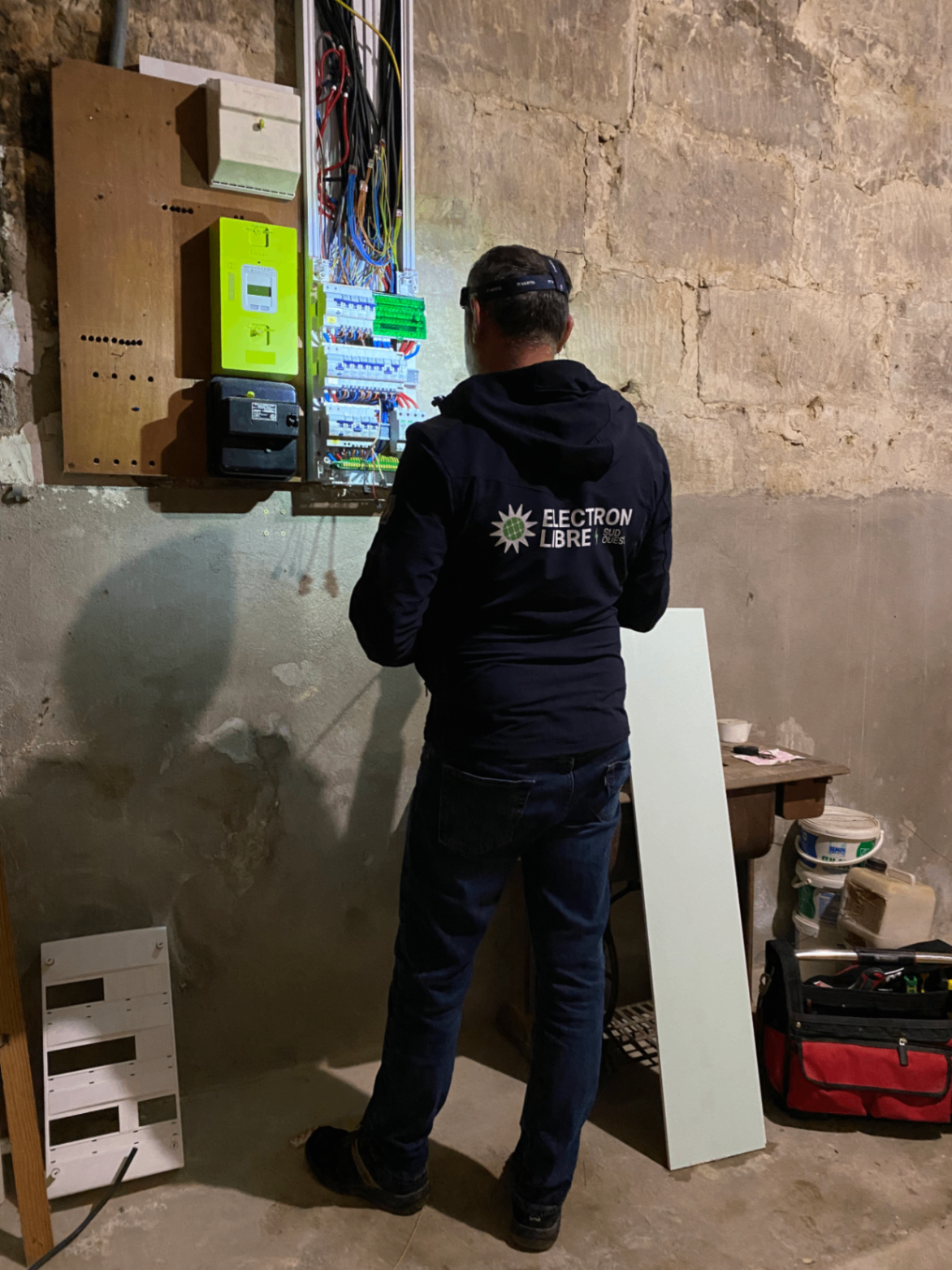 Technicien intervenant sur un tableau électrique