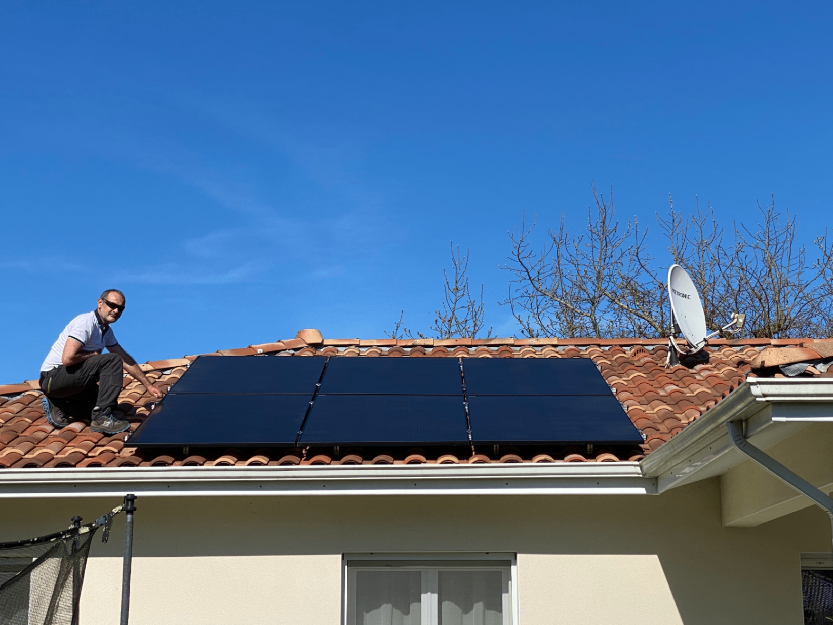 Pose de panneaux solaires sur toiture résidentielle